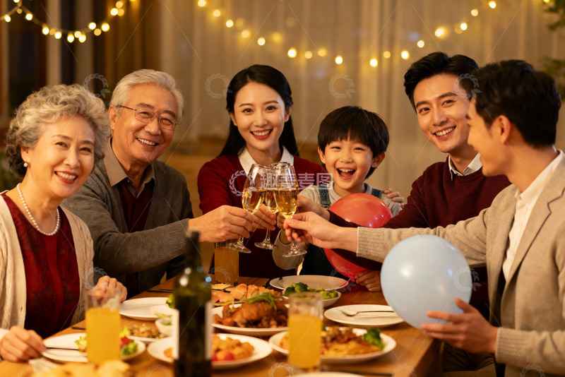 高清大图下载【趣麦麦图】温馨家庭聚餐举杯欢庆