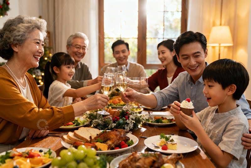 高清大图下载【趣麦麦图】温馨家庭聚餐举杯欢庆