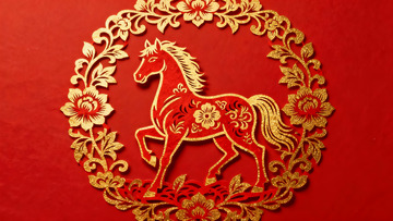 红色背景上的金色马形剪纸