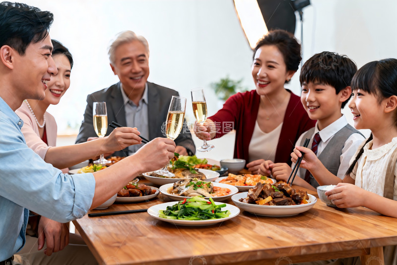 高清大图下载【趣麦麦图】家庭聚餐欢庆时刻