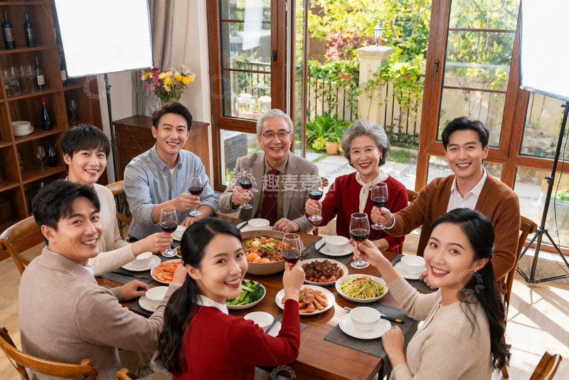 高清大图下载【趣麦麦图】家庭聚餐欢庆时刻