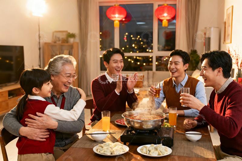 高清大图下载【趣麦麦图】家庭聚餐欢庆团圆时刻