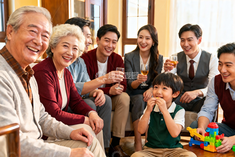 高清大图下载【趣麦麦图】三代同堂家庭聚会温馨场景