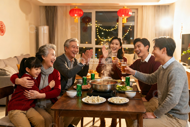 高清大图下载【趣麦麦图】家庭聚餐欢庆团圆时刻