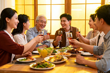 家人聚餐欢庆举杯