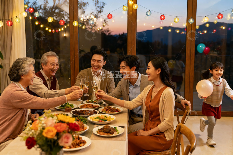 高清大图下载【趣麦麦图】家庭聚餐欢庆时刻