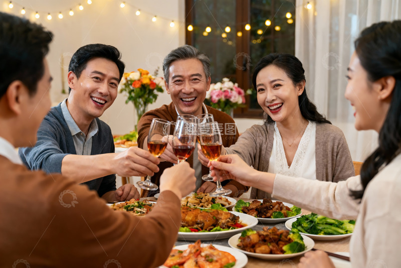 高清大图下载【趣麦麦图】家庭聚餐欢庆时刻