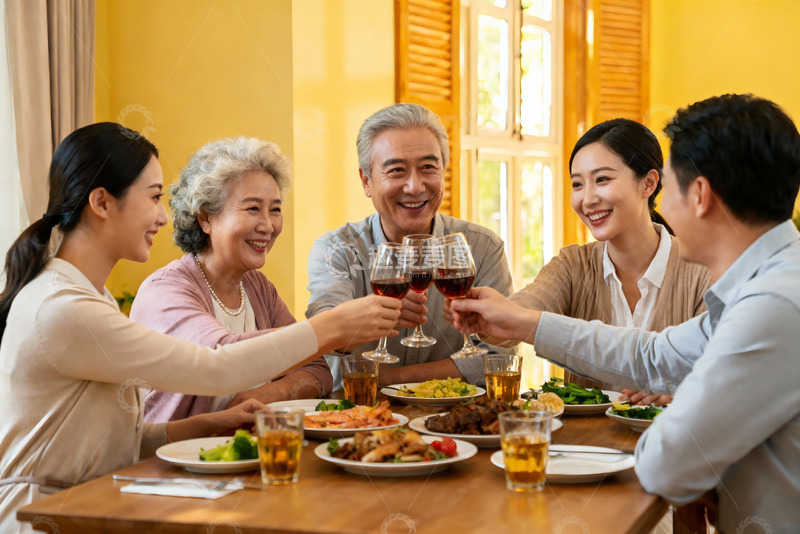 高清大图下载【趣麦麦图】三代同堂家庭聚餐举杯欢庆