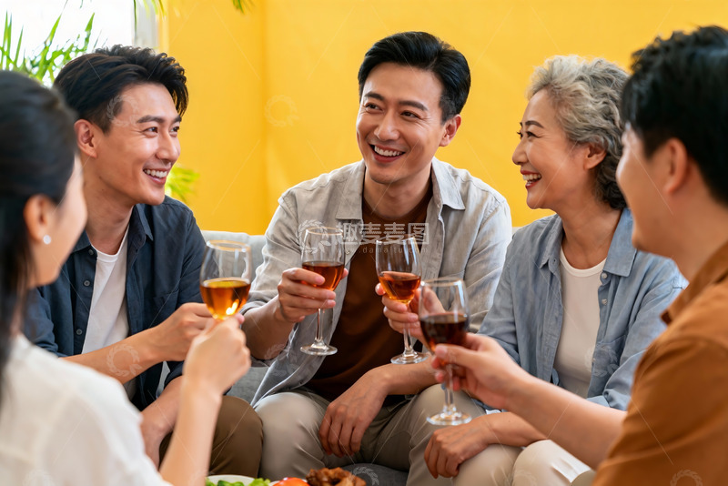 高清大图下载【趣麦麦图】家庭聚会欢饮时刻