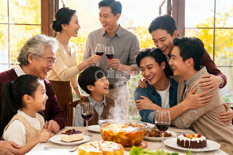 高清大图下载【趣麦麦图】家庭聚餐欢庆时刻
