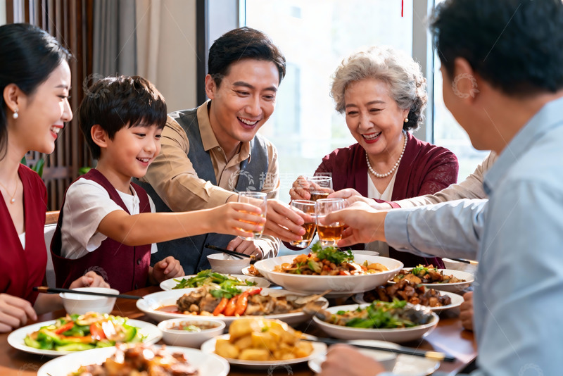 高清大图下载【趣麦麦图】三代同堂家庭聚餐举杯欢庆