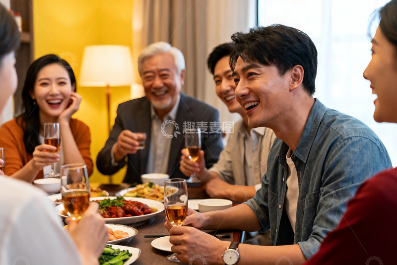 高清大图下载【趣麦麦图】家庭聚餐欢笑场景