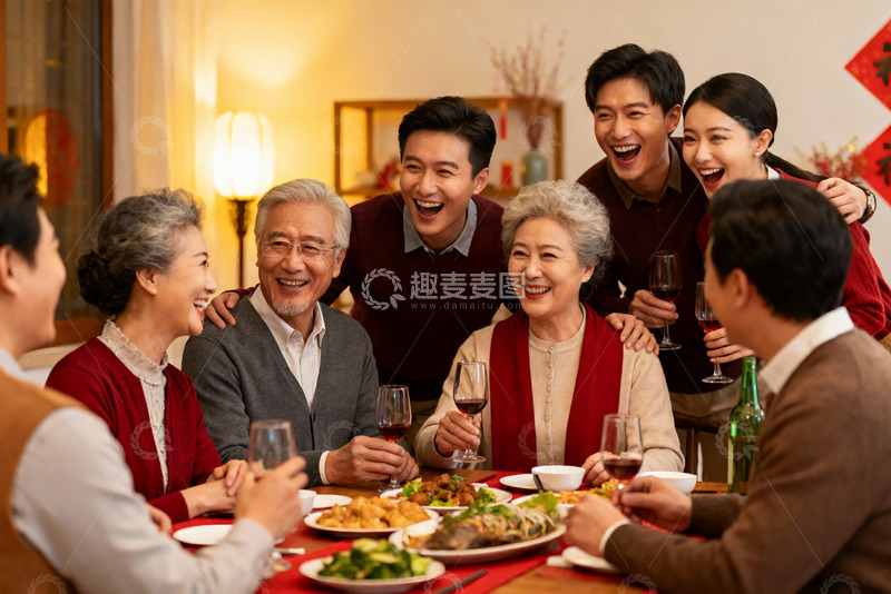 高清大图下载【趣麦麦图】家庭聚餐欢笑场景
