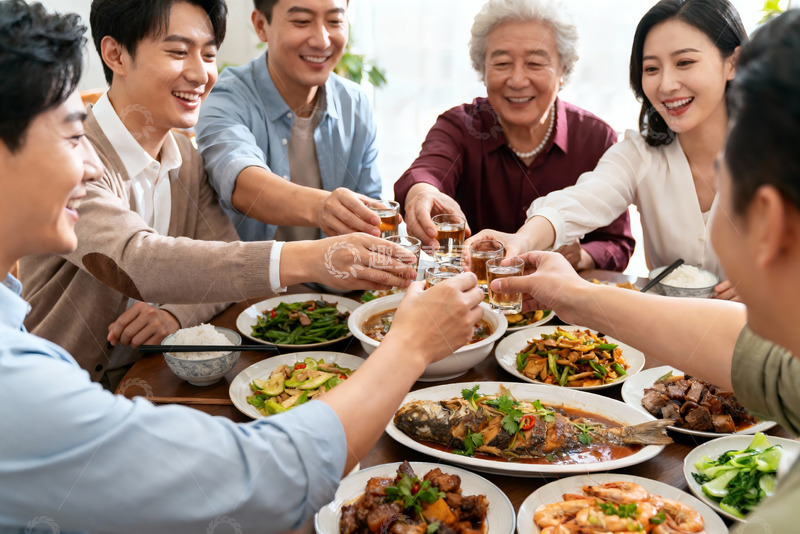 高清大图下载【趣麦麦图】家人聚餐欢庆举杯