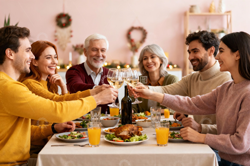 高清大图下载【趣麦麦图】家庭聚餐欢庆节日举杯