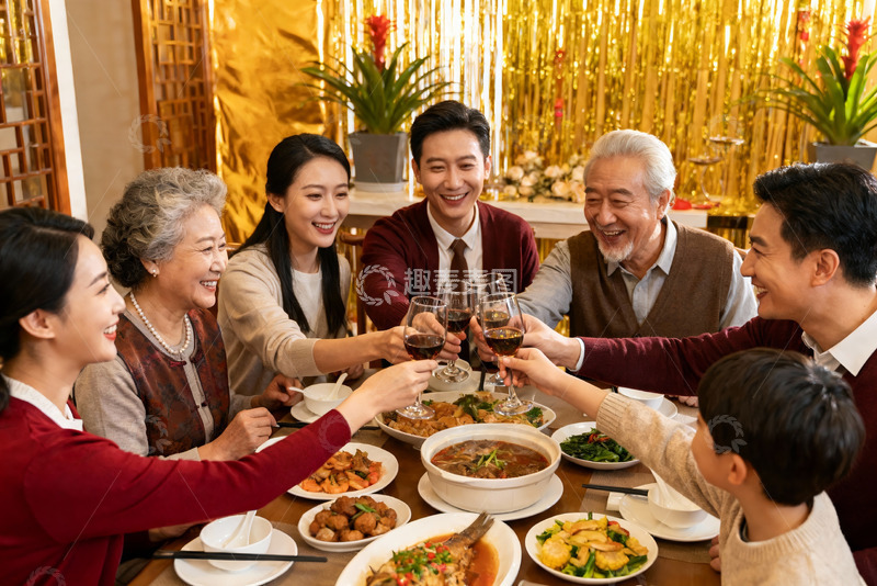 高清大图下载【趣麦麦图】家庭聚餐举杯欢庆