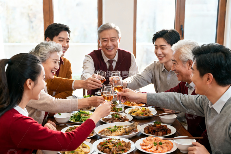 高清大图下载【趣麦麦图】家庭聚餐欢庆时刻