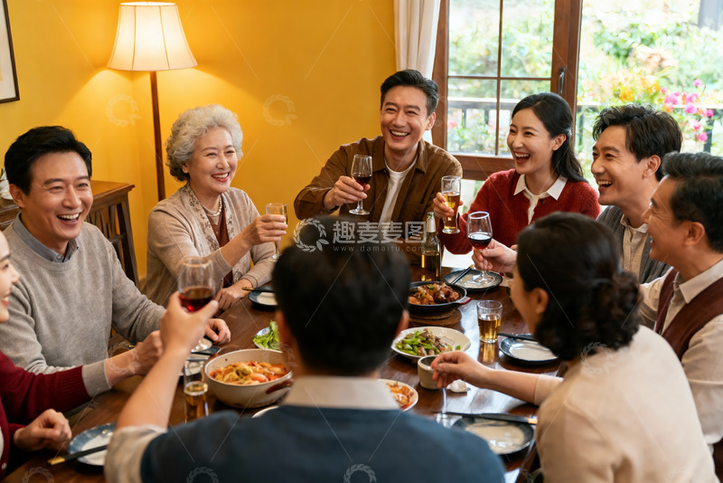 高清大图下载【趣麦麦图】家庭聚餐欢庆时刻