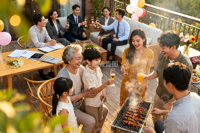 高清大图下载【趣麦麦图】家庭户外烧烤聚会欢乐场景