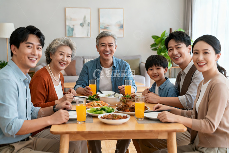 高清大图下载【趣麦麦图】三代同堂家庭聚餐温馨场景