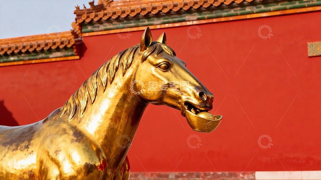 金色马雕塑口衔元宝