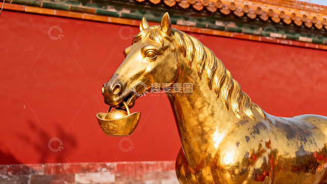 金色马雕塑口衔元宝