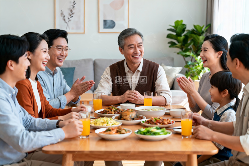高清大图下载【趣麦麦图】家庭聚餐欢声笑语其乐融融