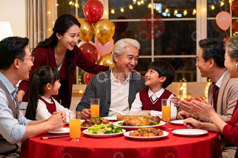 高清大图下载【趣麦麦图】家庭聚餐欢庆时刻