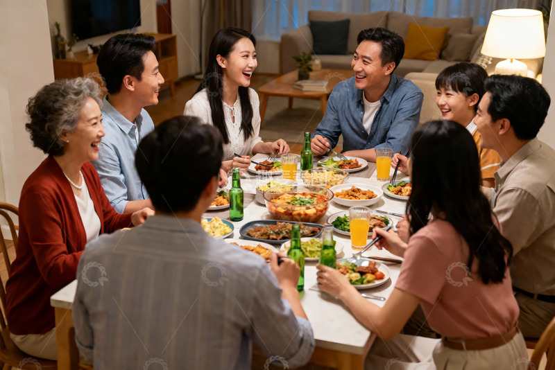 高清大图下载【趣麦麦图】家庭聚餐欢声笑语其乐融融