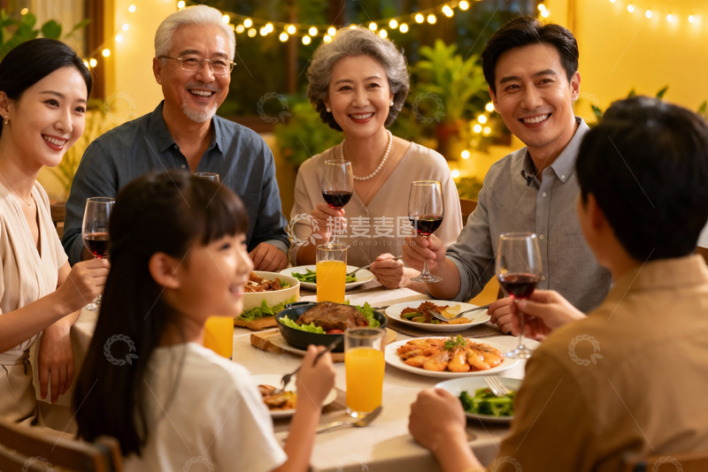 高清大图下载【趣麦麦图】温馨家庭聚餐欢笑共享美食