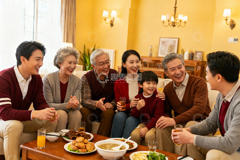 高清大图下载【趣麦麦图】三代同堂家庭聚餐其乐融融