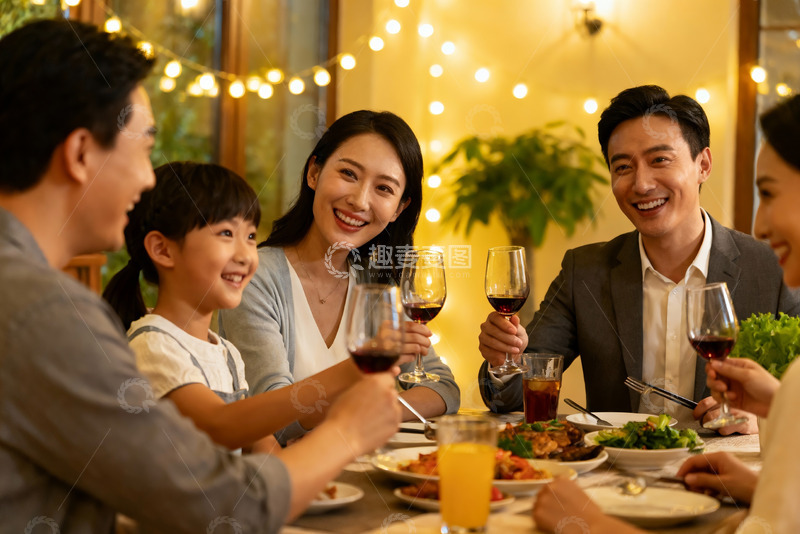 高清大图下载【趣麦麦图】温馨家庭聚餐举杯欢庆