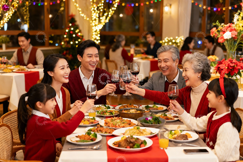 高清大图下载【趣麦麦图】圣诞家庭聚餐举杯欢庆
