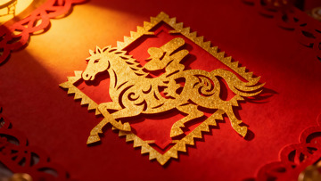 金色骏马剪纸艺术