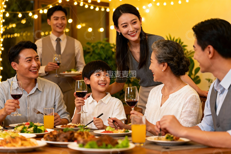 高清大图下载【趣麦麦图】温馨家庭聚餐欢庆时刻