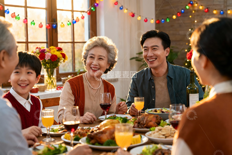 高清大图下载【趣麦麦图】温馨家庭聚餐其乐融融
