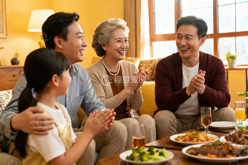 高清大图下载【趣麦麦图】温馨家庭聚餐其乐融融