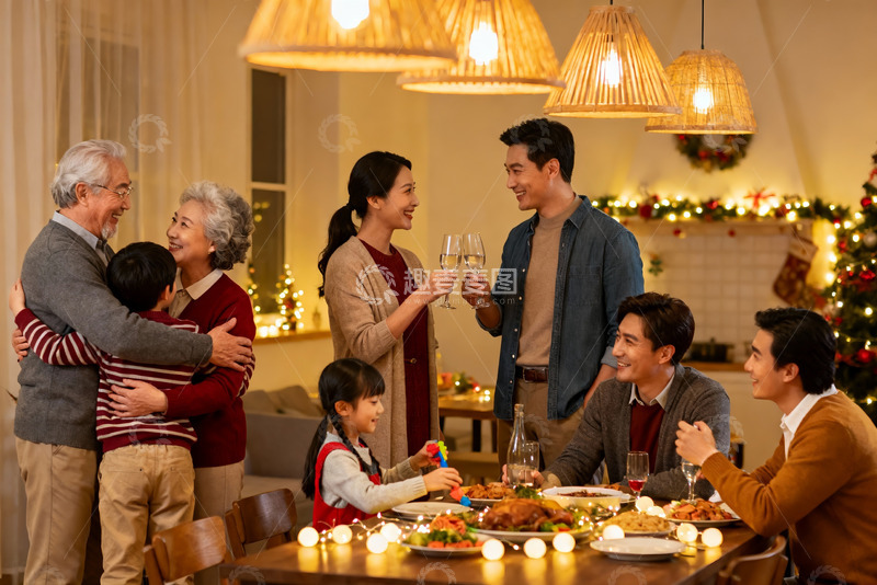 高清大图下载【趣麦麦图】温馨家庭圣诞聚餐场景