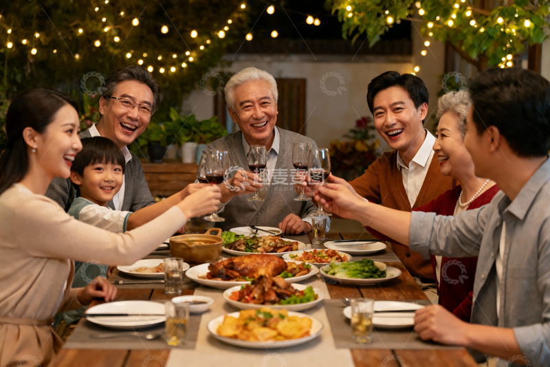 高清大图下载【趣麦麦图】三代同堂家庭聚餐欢庆时刻