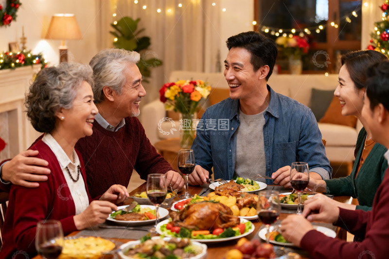 高清大图下载【趣麦麦图】家庭聚餐欢庆节日温馨场景