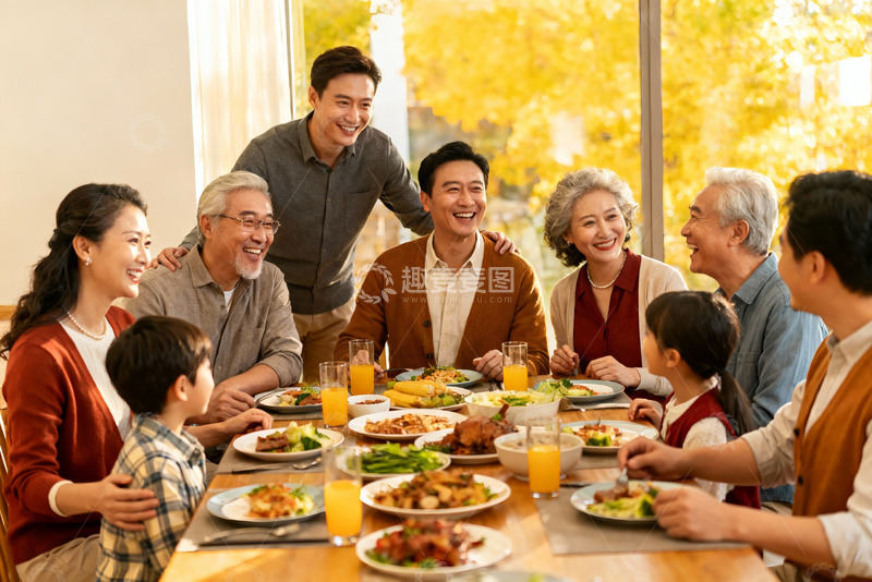 高清大图下载【趣麦麦图】三代同堂家庭聚餐其乐融融