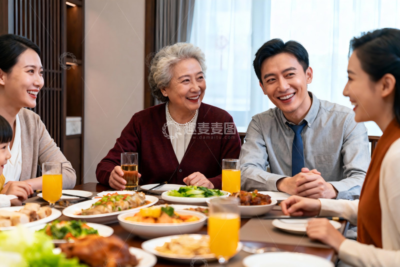 高清大图下载【趣麦麦图】三代同堂家庭聚餐其乐融融