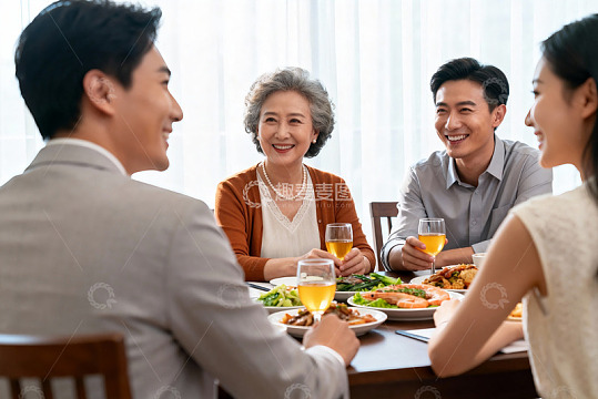 家庭聚餐欢笑共享美食