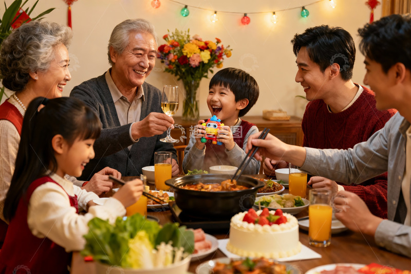 高清大图下载【趣麦麦图】温馨家庭聚餐欢庆时刻