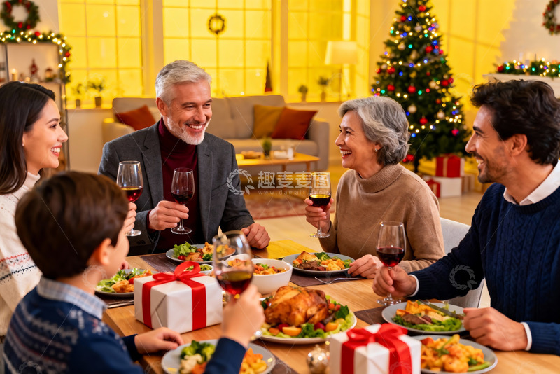 高清大图下载【趣麦麦图】圣诞家庭聚餐欢庆时刻