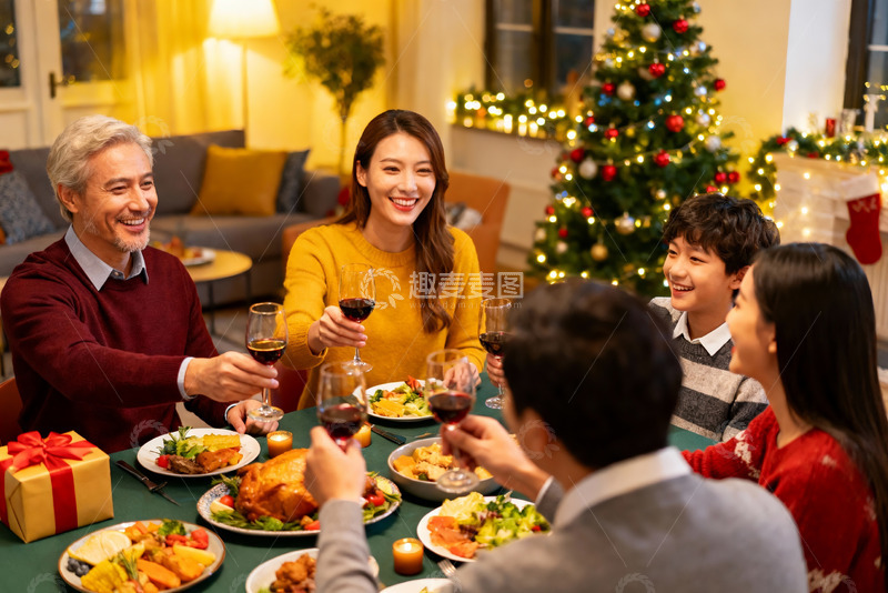 高清大图下载【趣麦麦图】圣诞家庭聚餐举杯欢庆