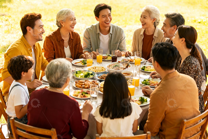高清大图下载【趣麦麦图】家庭户外聚餐其乐融融