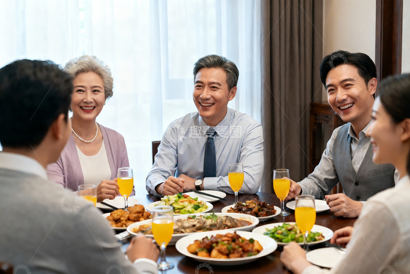 高清大图下载【趣麦麦图】家庭聚餐欢笑场景