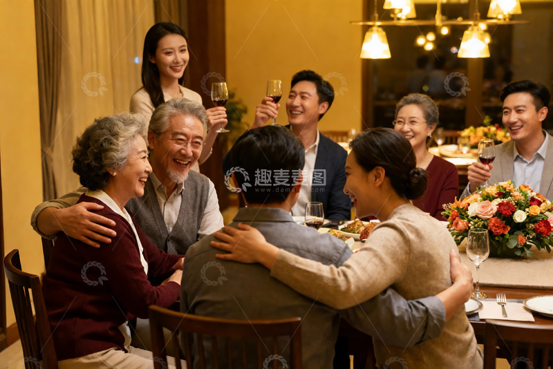 高清大图下载【趣麦麦图】家庭聚餐欢笑温馨场景
