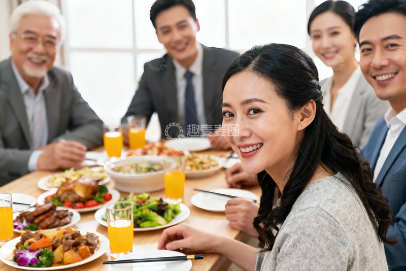 高清大图下载【趣麦麦图】家庭聚餐欢笑场景